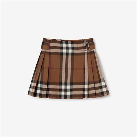 burberry style pleated skirt.